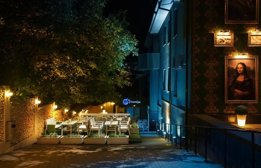 Weekend Boutique Hotel Chisinau Bagian luar foto